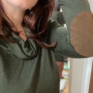 Long sleeve deep green/olive long sleeve shirt. Market and Spruce. Fall ready 🍂